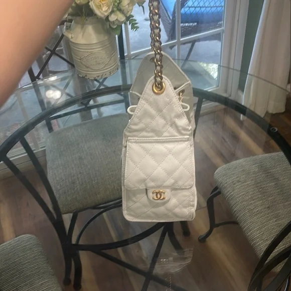Elegant White Quilted Chain Bag - Picture 2 of 8